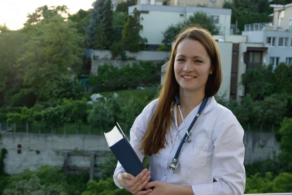 Jeune femme médecin — Photo