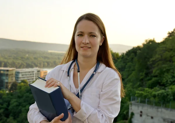 Jonge vrouw Docto — Stockfoto