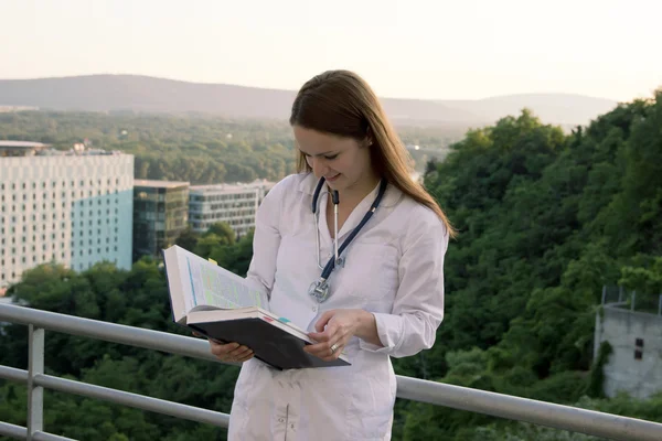 Doktortitel für junge Frau — Stockfoto