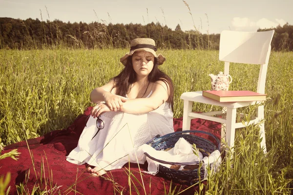女人有野餐-自由和放松的概念 — 图库照片