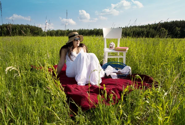 Frau mit Picknick-freiem und entspanntem Konzept — Stockfoto