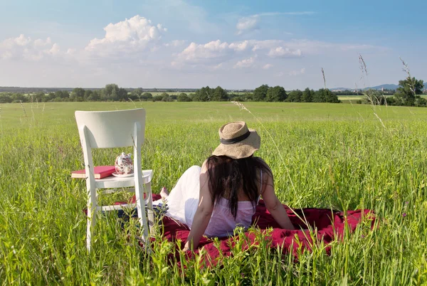 Vrouw met picknick - vrije en ontspannen Concept — Stockfoto