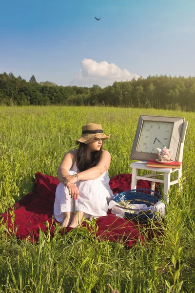 Vrouw in witte jurk op rode deken — Stockfoto