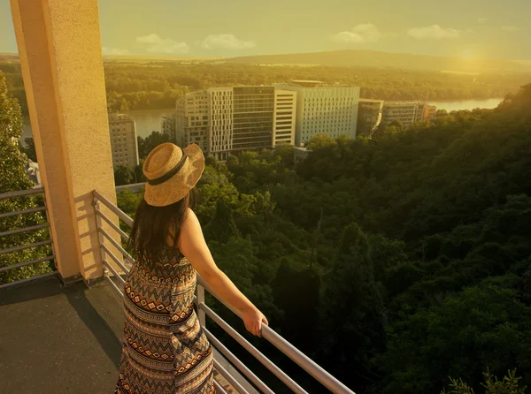 Mujer de pie en el balcón — Foto de Stock