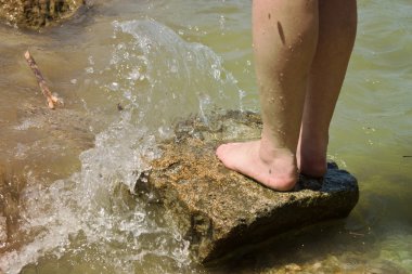 Su sıçrama bacaklarda kadın