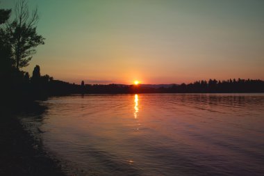 Gölün üzerinde gün batımı