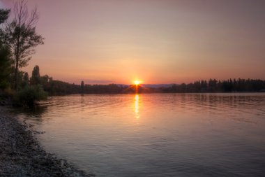 Gölün üzerinde gün batımı