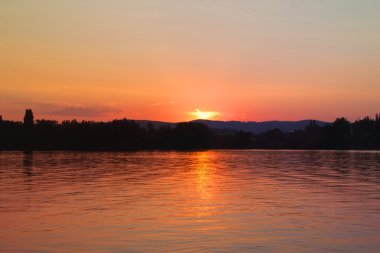 Gölün üzerinde gün batımı
