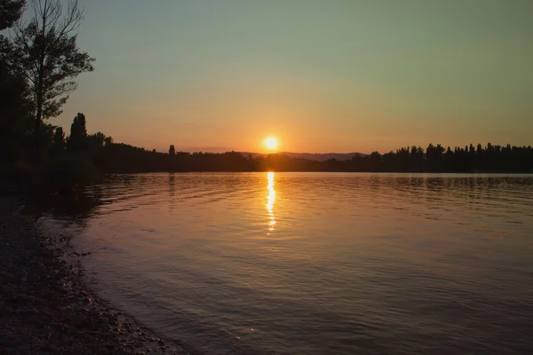 湖の上の夕日 ストック画像