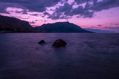 Cliffs ile sabah erken üzerinde gündoğumu kıyı şeridi