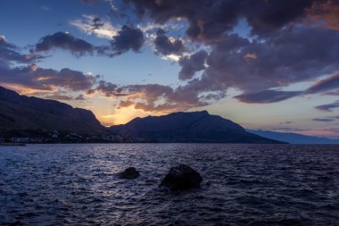 Cliffs ile sabah erken üzerinde gündoğumu kıyı şeridi