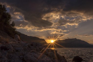 Cliffs ile sabah erken üzerinde gündoğumu kıyı şeridi