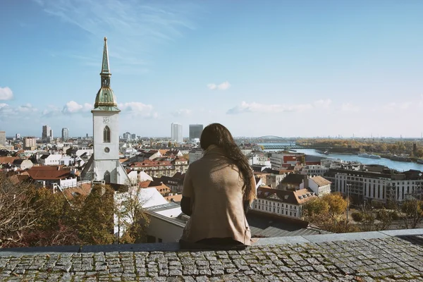 Kvinna från rygg sitter på marken — Stockfoto