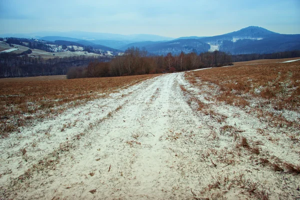 Pejzaż zimowy z malowanych wzgórz, w odległości — Zdjęcie stockowe