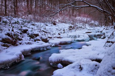 Dondurulmuş küçük akarsu