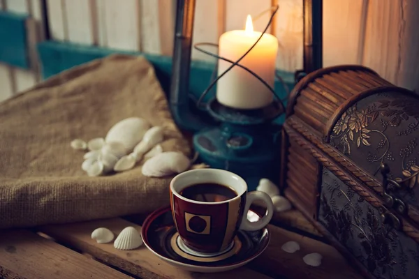 Taza de café con elementos marinos Bodegón Imagen De Stock