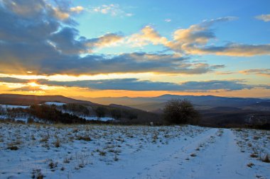 Turuncu bulutlar ile günbatımı manzara