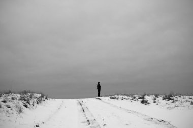 Tepede duran yalnız kadın