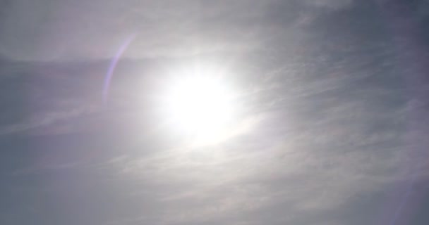 Die Sonne Durch Die Wolken Einem Sommertag — Stockvideo