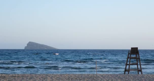Livräddare Stol Stranden Med Båt Och Bakgrunden Benidorm Spanien Medelhavet — Stockvideo