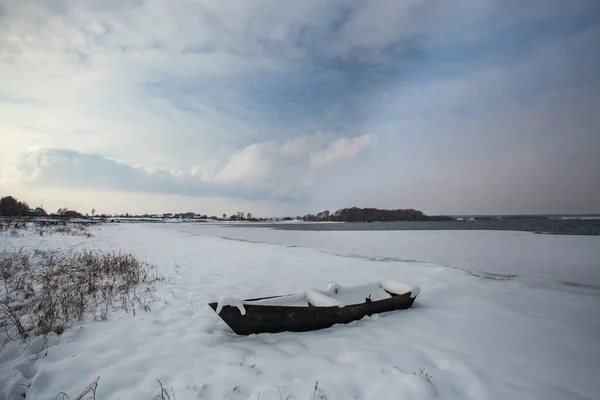 Човен Вкритий Снігом Сніжному Березі Озера — стокове фото
