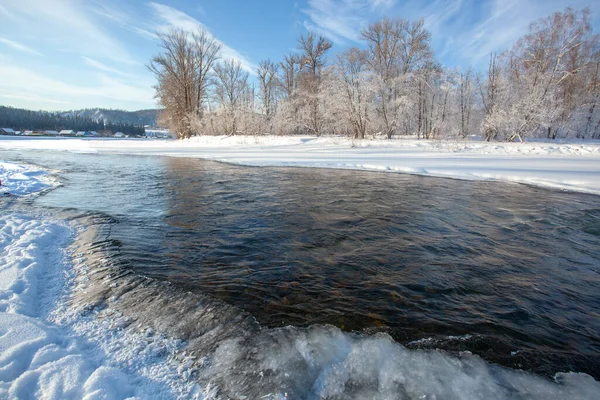 在寒冷的冬日里 山区的河流 岸上有覆盖着白霜的树 — 图库照片