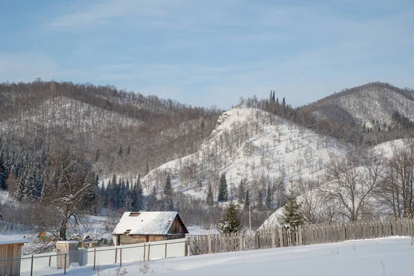Vila Inverno Nas Montanhas Árvores Cercas São Cobertas Com Neve — Fotografia de Stock