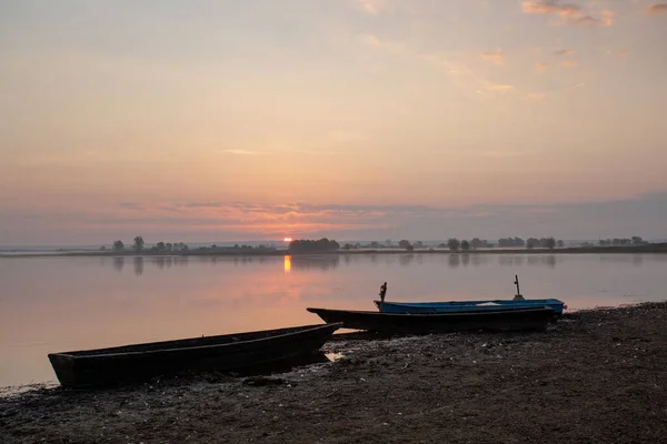黎明笼罩湖面岸上孤零零的小船 — 图库照片