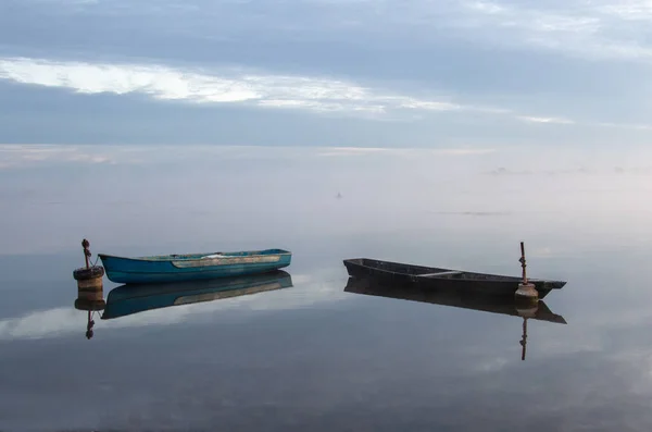 Nascer Sol Nebuloso Sobre Lago Barcos Solitários Água Reflexão Nuvens — Fotografia de Stock