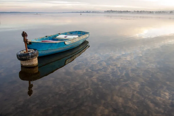 Dawn Het Meer Eenzame Dodka Het Water Reflectie Van Wolken — Stockfoto