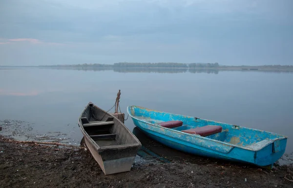 Mistige Dageraad Boven Het Meer Eenzame Boten Kust — Stockfoto