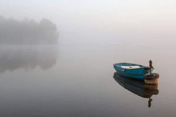 Туманне Світанку Над Озером Самотній Човен Воді — стокове фото