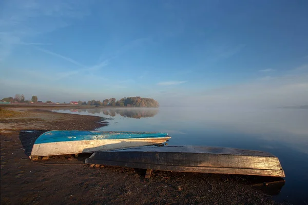 Aube Brumeuse Dessus Lac Bateaux Renversés Sur Rivage — Photo