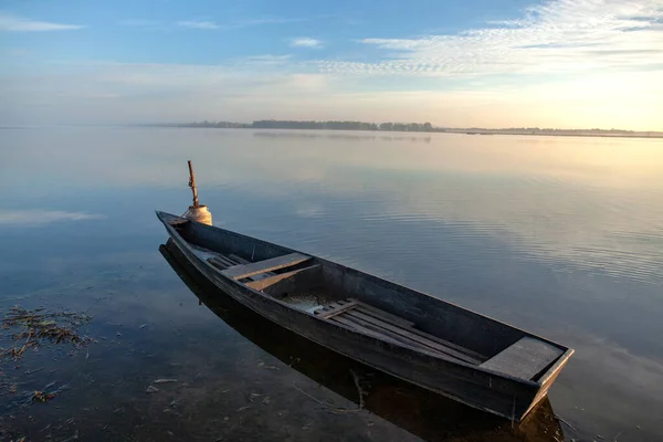 Amanecer Brumoso Sobre Lago Barco Solitario Agua — Foto de Stock