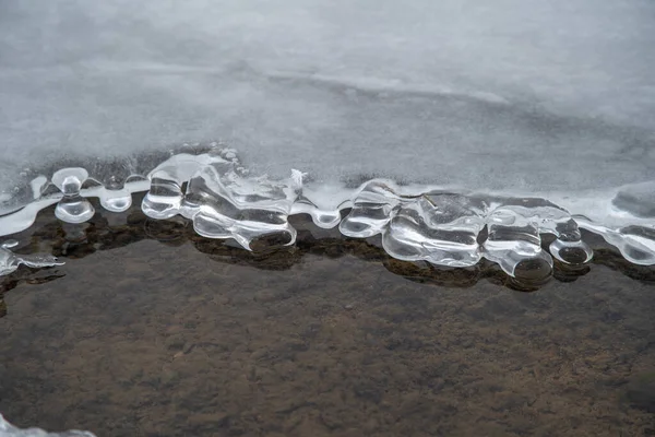 凍った川に氷の縁がある氷の隙間 — ストック写真