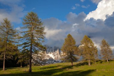 Dağlar, karla kaplı, tepeler bulutlarla örtülü..