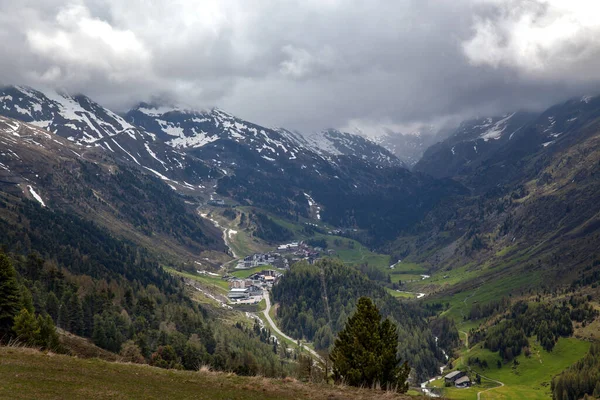 Alperna Bland Skogar Mot Bakgrund Bergstoppar — Stockfoto