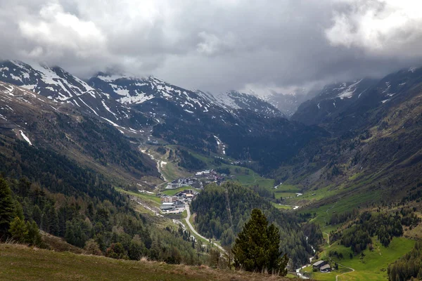 Uma Aldeia Nos Alpes Entre Florestas Contra Pano Fundo Picos — Fotografia de Stock