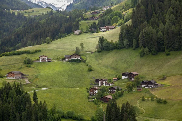 Dörfer Tal Der Alpen Zwischen Wäldern — Stockfoto