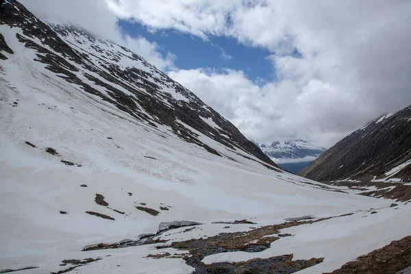 Alplerin Tepesinde Karla Kaplı Dağ Yamaçları Düşük Bulutluluk — Stok fotoğraf