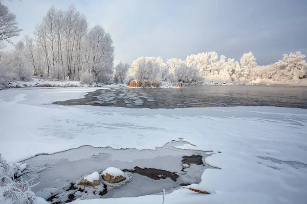 Ijzige Winterdag Rivier Ijsschotels Drijven Een Open Gebied Van Water — Stockfoto