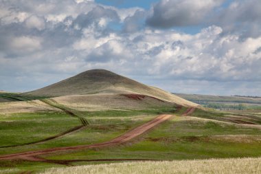 Bashkortostan 'ın enginliği. Genç, yeşil çimlerle kaplı tek bir dağ. Köy yolları etrafında dönüyor. Eklemek için bir sürü boş alan.