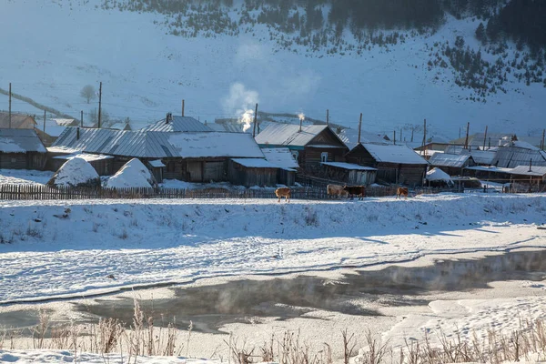 Uma Aldeia Inverno Localizada Entre Montanhas Fumaça Emana Das Chaminés — Fotografia de Stock