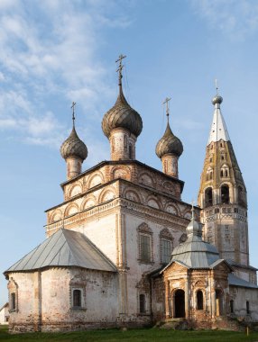 Yenilemeye ihtiyacı olan eski bir kırsal tapınak..