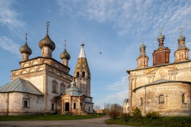 Yenilemeye ihtiyacı olan eski bir kırsal tapınak..