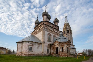 Yenilemeye ihtiyacı olan eski bir kırsal tapınak..