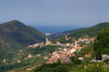 Dağlardaki İtalyan köyünün harika manzarası. Sis içinde denizin arka planına karşı.