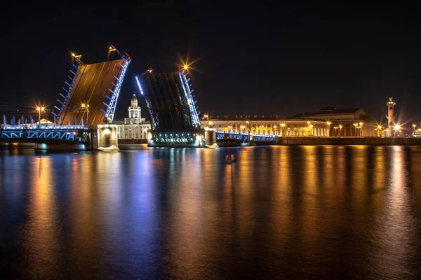 Brückenbau Petersburg Nächtliche Stadt Russlands Newa Reflexion Farbiger Lichter Wasser — Stockfoto