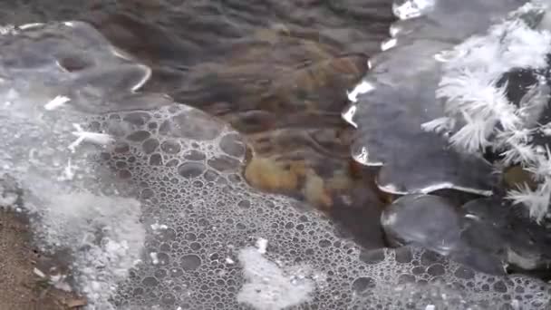Zimní Záběr Zblízka Ledové Kry Objevují Hladině Vody — Stock video