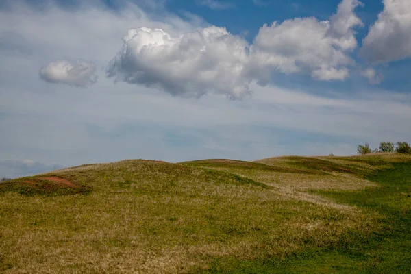 Hilly Oblast Letní Den Většinu Rámu Tvoří Obloha Krásnými Mraky — Stock fotografie